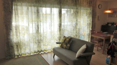 摂津市のマンションの大きな窓にはNEED’Kのコモレビレースカーテンを
