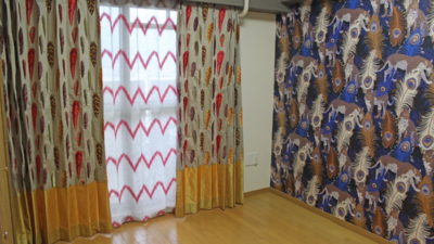 輸入壁紙と輸入カーテンで個性的にお部屋を演出　大阪市西区