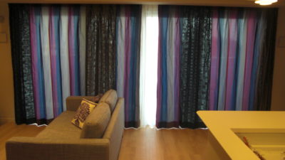 東灘区のマンションにタフタの輸入カーテンと北欧カーテンkinnamarkを飾りました。