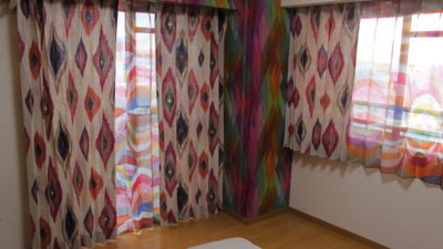 大阪市西区のマンションには輸入カーテンと輸入壁紙でオリエンタルなインテリアに