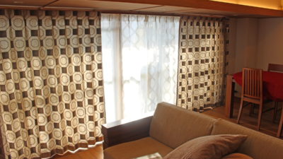 オシャレにリフォームされたお部屋のカーテンはアールデコ調のフランス製輸入カーテン