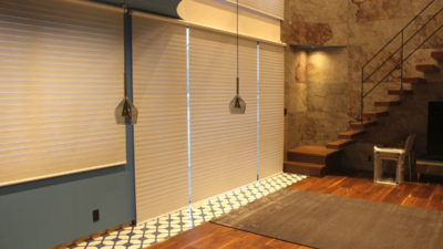 大阪府豊中市のモダンなお家のカーテンには電動ロールスクリーンFUGAやウッドブラインドnanikで！