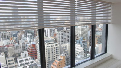 大阪市中央区のタワーマンションには電動エコリモ遮光タイプの調光ロールスクリーンFUGAを取付しました！