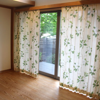 大阪府豊中市のお家の新しいカーテンにはSanderson社製マグノリア柄のカーテンで夏を迎えよう！