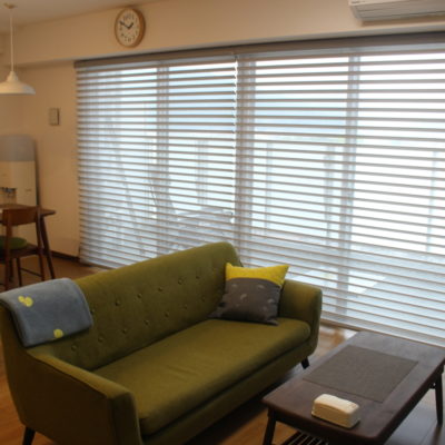 奈良県桜井市に出来た新築マンションのリビングルームには3D調光ロールスクリーンFUGAでシンプルモダンに！