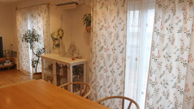神戸市北区のナチュラルエレガントなお家のオーダーカーテンには刺繍輸入カーテンで華やかに！