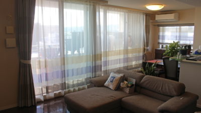 大きな窓のマンションにはシンプルモダンなレースカーテンをアクセントにコーディネート！大阪府茨木市