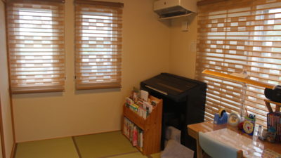 奈良県奈良市のお家はカーテンから3D調光ロールスクリーンFUGAに取替え明るくスッキリした印象に！
