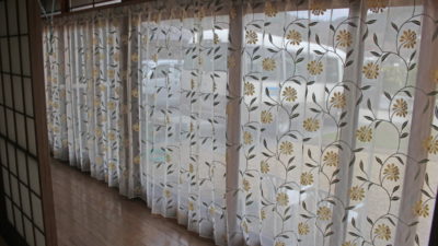 大阪府豊能郡能勢町の大きな縁側のカーテンには綺麗なオーガンジーレースカーテンで優雅にコーディネート！