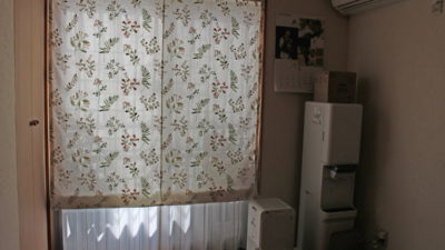 大阪市東住吉区のお家にカーテンには人気のclarke&clarke社のエンブロイダリー刺繡でローマンシェードに！