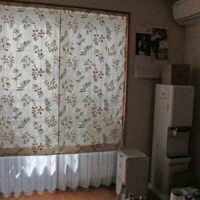 大阪市東住吉区のお家にカーテンには人気のclarke&clarke社のエンブロイダリー刺繡でローマンシェードに！