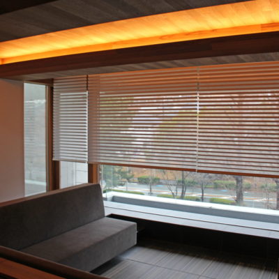 大阪府吹田市の注文住宅のカーテンにはエコリモ電動調光ロールスクリーンFUGAとハニカムスクリーンを取付させて頂きました！