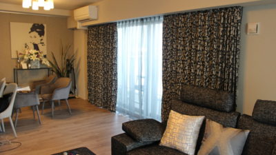 大阪府茨木市の新築マンションのリビングルームにはクリエーションバウマンの新作モダンなカーテンでインテリアコーディネート！