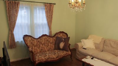 大阪府高槻市の輸入住宅にはクラシックな輸入カーテンや輸入壁紙でエレガントに統一！