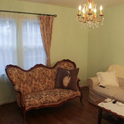 大阪府高槻市の輸入住宅にはクラシックな輸入カーテンや輸入壁紙でエレガントに統一！