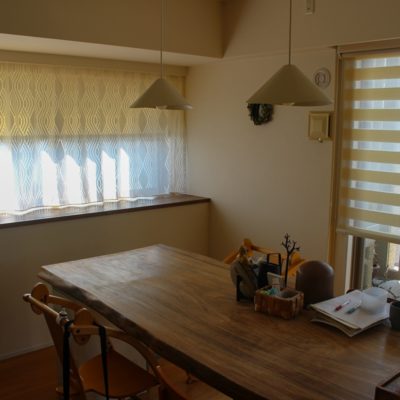 大阪、吹田市のマンションにはフランス製エレガントでモダンなレースカーテンと調光ロールスクリーンを取付